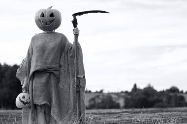 Kafası kabaktan oyulmuş.