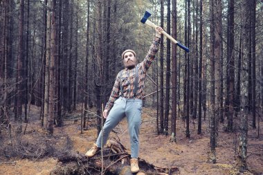 Sonbahar yağmurlu hava ve bir şemsiye ile genç bir adam