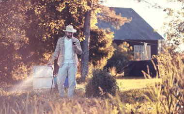 Adam çiftçi sebze Bahçe sulama