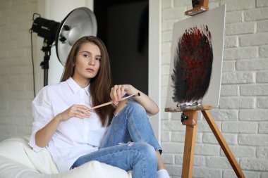 Güzel kız sanatçı iş başında