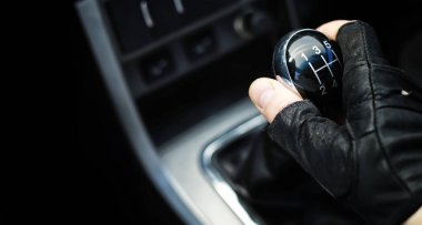 Dişli kolu. Manuel Şanzıman. C vites kayması üzerinde el