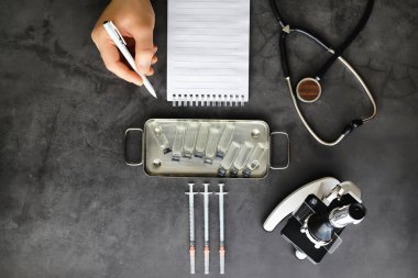 Aşılama. Tek kullanımlık şırıngalar ve V ile test tüpleri.