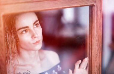 Islak saçlı güzel bir genç kız