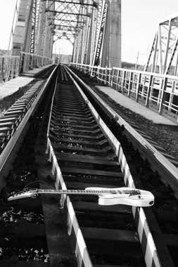 siyah ve beyaz elektro gitar demiryolu parça ve taş