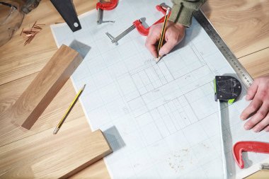 Araçları ve süreç içinde elektrikli testere ile atölye çalışması