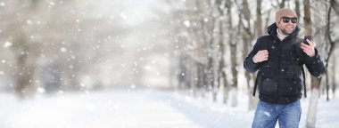 Bir sırt çantası soğuk kış olan bir adam