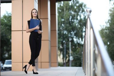 Kız bir iş toplantısında belgelerle