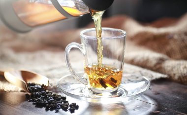 Bir hizmet tabloda çay demlendi