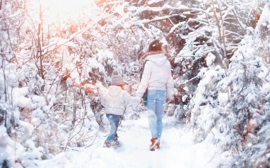 Genç bir aile yürüyüşe çıktı. Anne ve kızı şarapla yürüyorlar.