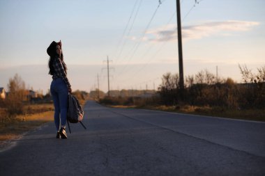 Genç bir kız otostop şehir etrafında dolaşıyor. Bir güzel