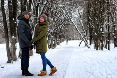 Çift heteroseksüel sokak yürüyüş kış