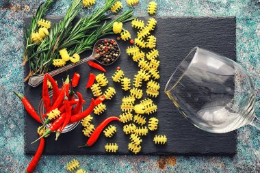 Taş zeminde pişmemiş makarna. Baharat ve baharatlarla