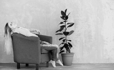 Genç bir kız rahat bir oda aittir