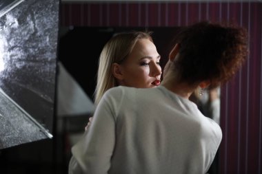 Genç kız ile bir makyaj sanatçısı