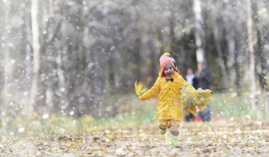 Sonbahar parkta bir yürüyüş üzerinde küçük çocuklar. İlk frost ve ilk