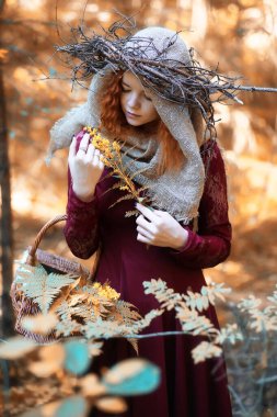 Falcı bir ritüel sonbahar yürütmektedir