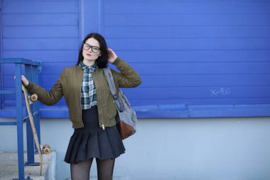 Genç hippi kız bir kaykay sürme. Kızlar kız f