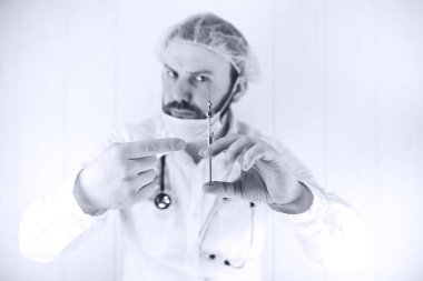 Siyah ve beyaz fotoğraf sakallı doktor Beyaz önlük ve bir ol