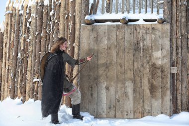 Defender'ı posta zırh genç savaşçı
