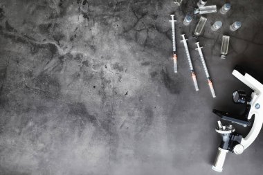 Aşılama. Tek kullanımlık şırıngalar ve V ile test tüpleri.