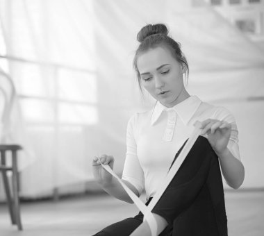 Genç balet bir ısınma üzerinde. Balerin için hazırlanıyor 