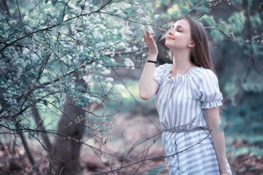 Bir kız bir bahar yeşil park