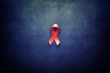 İnsan immün yetmezlik virüs hastalığının sembolü. Kırmızı kurdele. Bir o