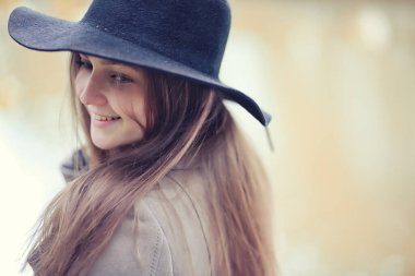 Sonbahar yağmurlu hava ve bir şemsiye ile genç bir adam