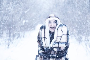 Güzel kızı güzel kış kar