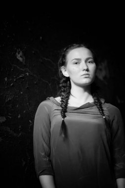 genç kız portre yanmış duvarlar ile eski bir evde