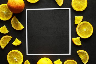 Taş bir masada portakal turunçgil meyvesi. Turuncu arkaplan.