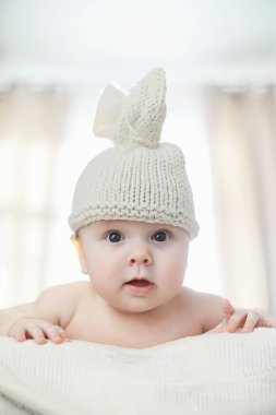 Yeni doğmuş bir bebek yumuşak bir yatakta yatıyor..