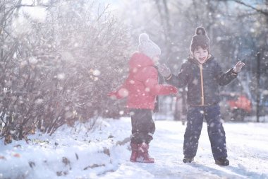 Çocuklar parkta ilk kar yürümek