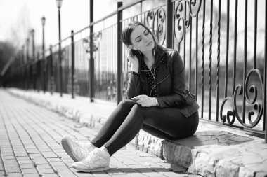 Bahar şehrin içinden bir yürüyüşte kız