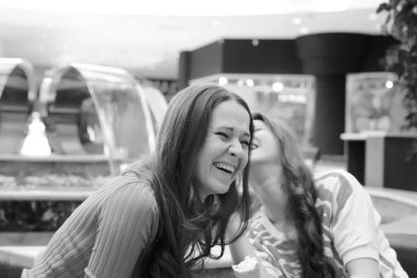 Siyah beyaz fotoğraf alışveriş kızlar