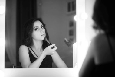 Kız makyaj siyah-beyaz yapmak