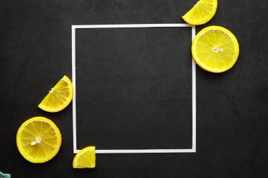 Taş bir masada portakal turunçgil meyvesi. Turuncu arkaplan.