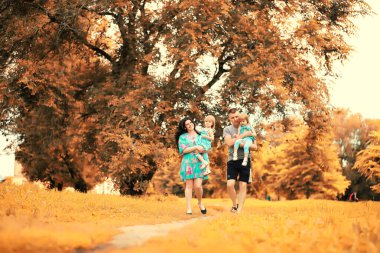 İki kızı olan bir aile parkta yürüyüşe çıkmış.