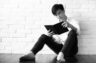 Asyalı öğrenci kitapları ile