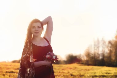 Parkta bir yürüyüş üzerinde şapkalı bir kız. Bir kızla bir sepet yürüyüş