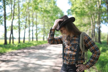 Yaz günü açık havada gitarı olan bir adam.