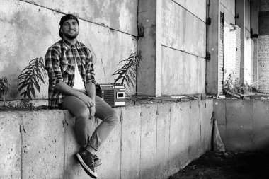 sakallı bir genç adam