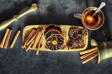 Yemek pişirmek için baharatlar. Tarçın ve anason. Baharatlar için Pestle.