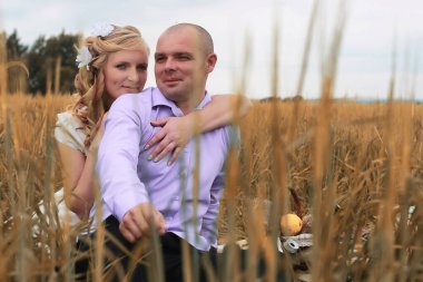 Yeni evli bir alanda sonbahar günü yürüyüş severler