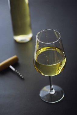 Masada şeffaf beyaz şarap şişesi var. Beyaz şarap!