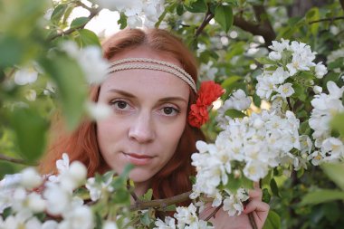 Bir sonbahar Parkta yürümek bir kız. Kızıl saçlı genç kız