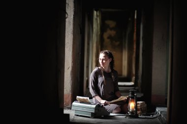 Eski Kitaplar eski evinde bir kızla