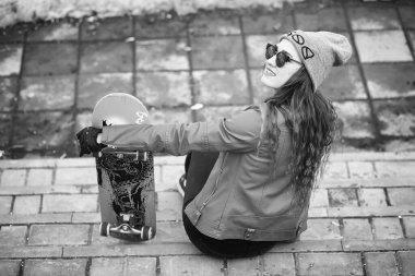 Genç hippi kız bir kaykay sürme. Kızlar kız f