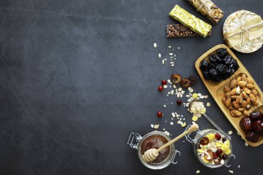 Sağlıklı kahvaltı. Süt lügatli tahıllardan Müsli.