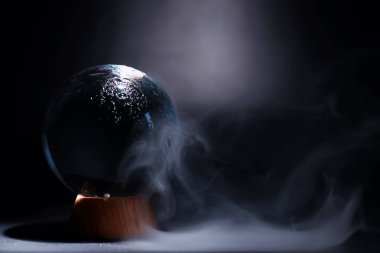 Kaderi tahmin etmek için kristal top. Gelecek için tahmin.